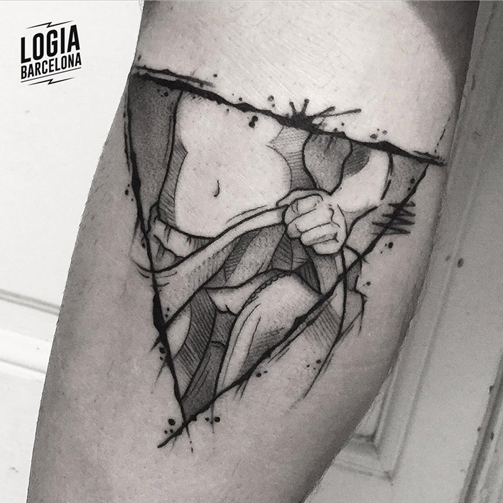 tatuaje_pierna_bragas_blackwork_Dalmau_Tattoo_Logia_Barcelona
